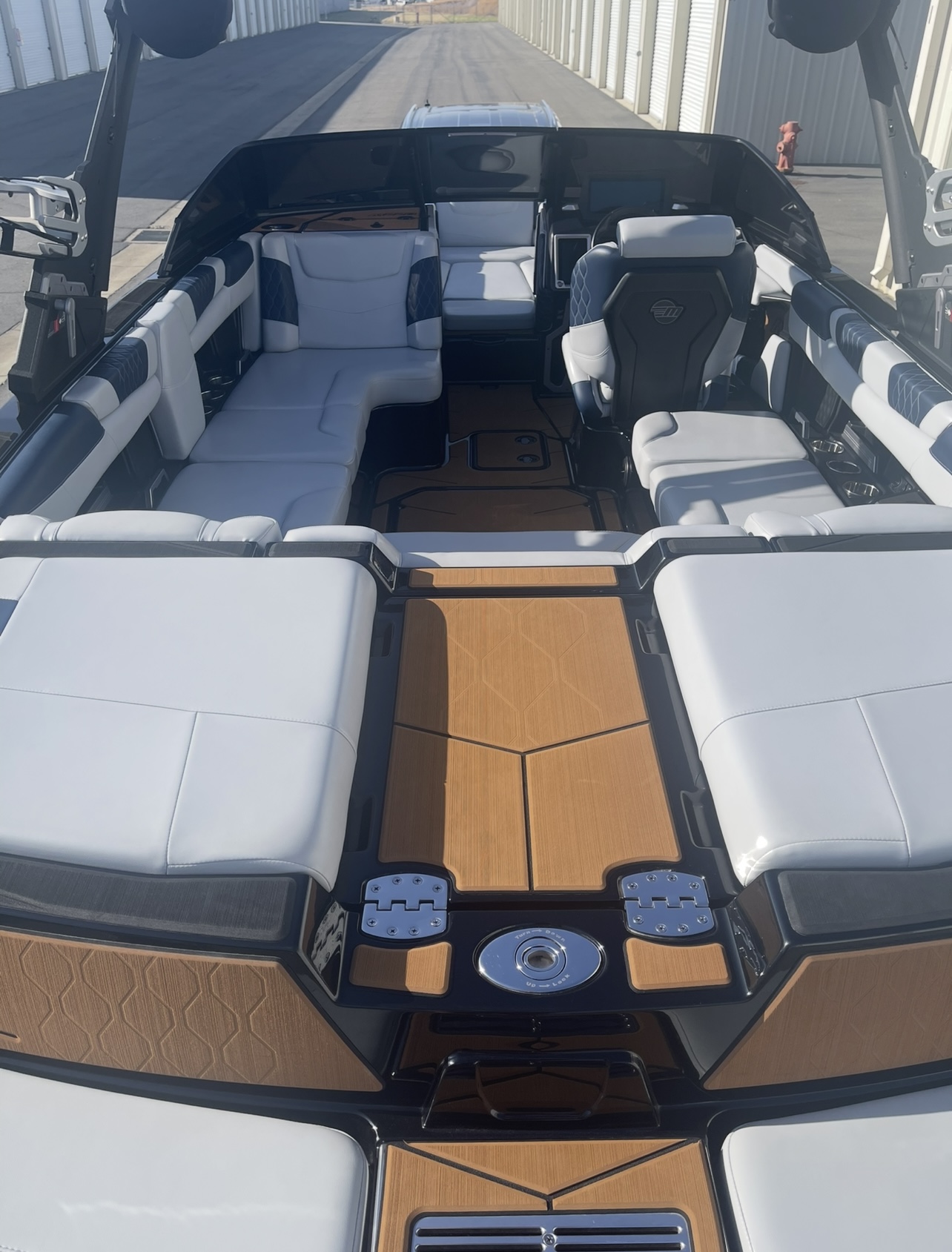 2021 Malibu M220 Icon